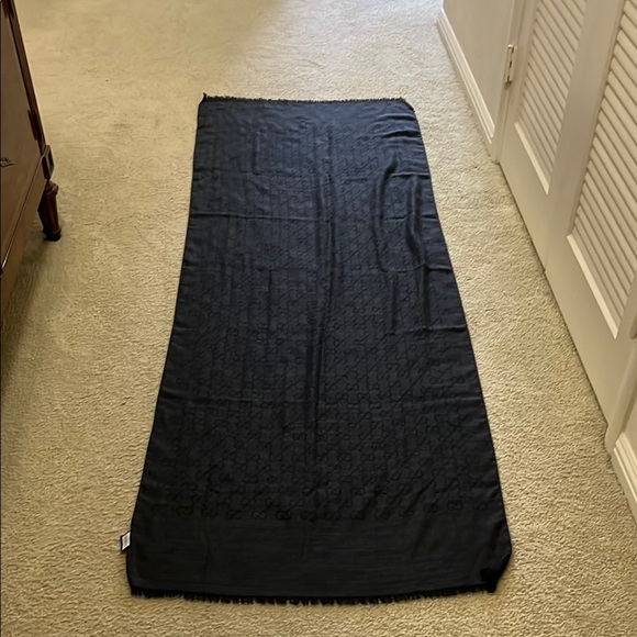 HUGE GUCCI GG Reversible Black Scarf Wrap Shawl - Picture 2 of 5